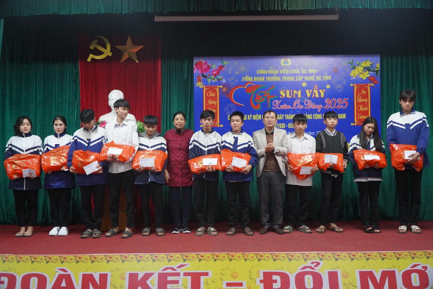 TẾT SUM VẦY – XUÂN ƠN ĐẢNG 2025: LAN TỎA YÊU THƯƠNG ĐẾN HỌC SINH CÓ HOÀN CẢNH KHÓ KHĂN
